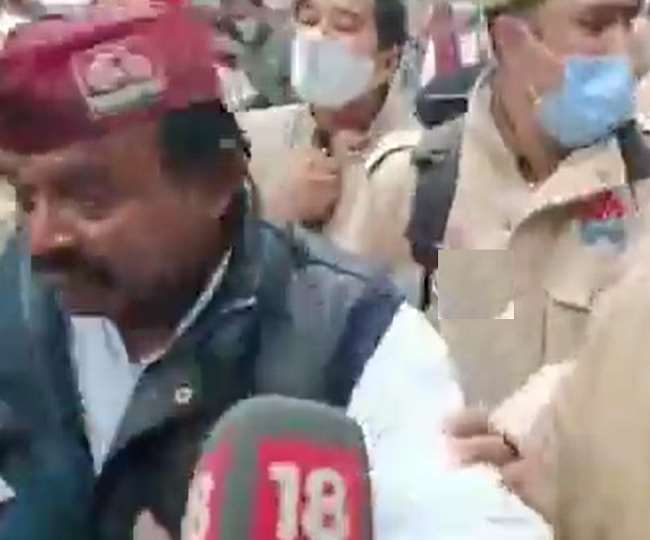 टिकट ना मिलने से निराश अलीगढ़ के समाजवादी पार्टी के नेता आदित्य ठाकुर ने किया आत्मदाह का प्रयास