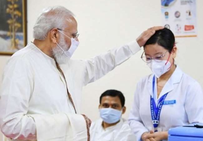 टीकाकरण का एक साल, कोरोना के खिलाफ जंग में अहम हथियार बनी वैक्सीन, Vaccination का आंकड़ा 157 करोड़ के पार