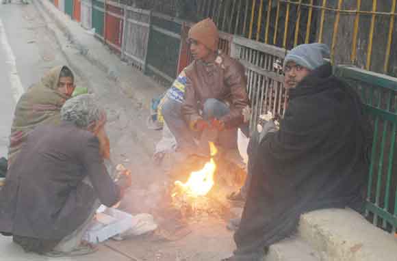 कड़ाके की ठंड के चलते जनजीवन अस्त-व्यस्त