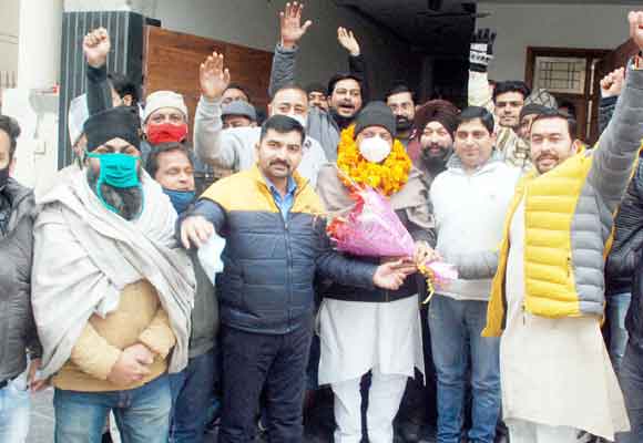दवा व्यापारियों ने किया पूर्व विधायक राजीव गुम्बर का सम्मान