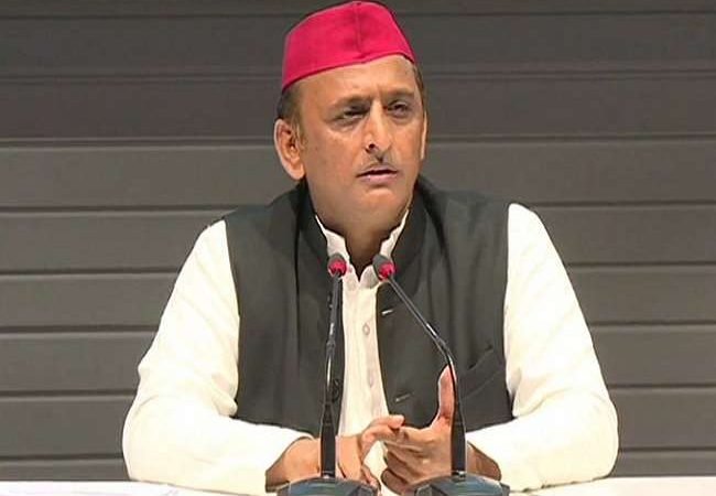 अन्न हाथ में लेकर समाजवादी पार्टी के प्रमुख अखिलेश यादव ने लिया भाजपा को यूपी चुनाव 2022 में हराने का संकल्प