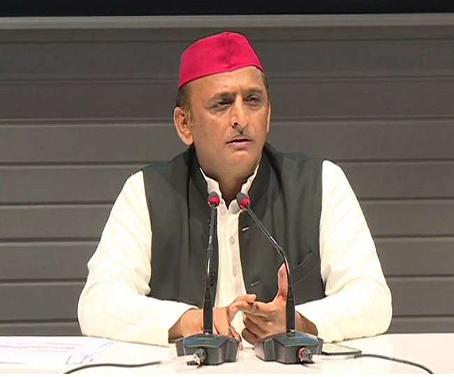 अन्न हाथ में लेकर समाजवादी पार्टी के प्रमुख अखिलेश यादव ने लिया भाजपा को यूपी चुनाव 2022 में हराने का संकल्प