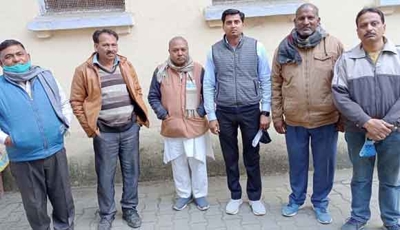 जिलाधिकारी से लगाई निविदा निरस्त कराने की गुहार