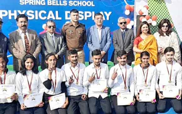 सर्वोच्च स्थान हासिल करने वाले छात्र-छात्राओं को किया सम्मानित