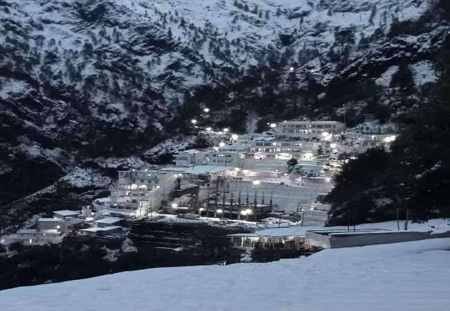 बर्फ की सफेद चादर में फिर लिपटा मां वैष्णो देवी का भवन, हेलीकाप्टर सेवा स्थगित