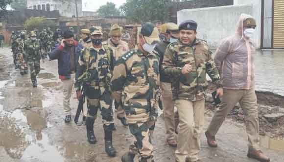 भारी पुलिस बल के साथ निकाला फ्लैग मार्च