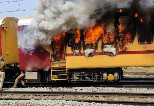 बिहार में नहीं थम रहा रेलवे अभ्यर्थियों का बवाल, गया में ट्रेन की तीन बोगियों में लगाई आग, परिचालन बाधित