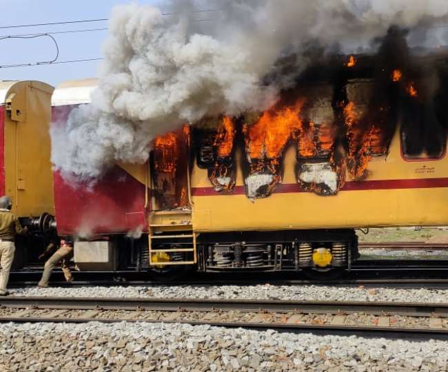 बिहार में नहीं थम रहा रेलवे अभ्यर्थियों का बवाल, गया में ट्रेन की तीन बोगियों में लगाई आग, परिचालन बाधित