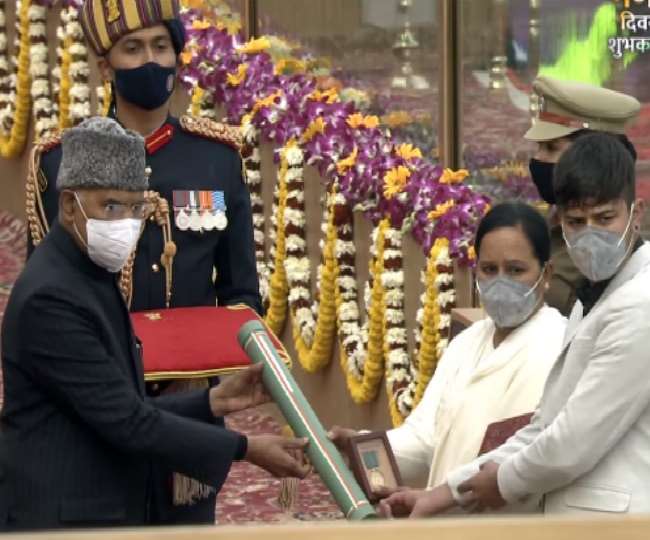 Republic Day Live Updates: राजपथ पर शुरू हुई परेड, दुनिया देख रही देश की ताकत