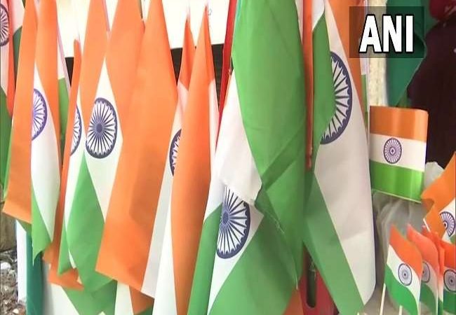 73वां गणतंत्र दिवस मना रहा देश, कड़ी सुरक्षा व्यवस्था के साथ बिखरे हैं तीन रंग; देखें तस्वीरें
