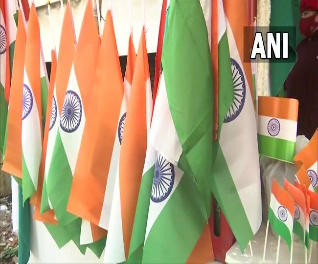 73वां गणतंत्र दिवस मना रहा देश, कड़ी सुरक्षा व्यवस्था के साथ बिखरे हैं तीन रंग; देखें तस्वीरें