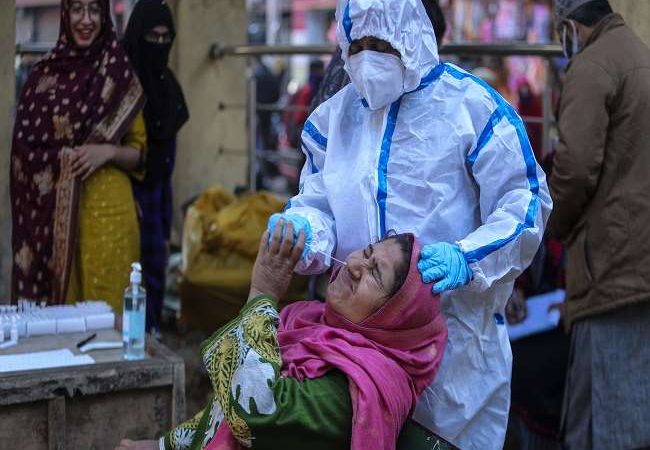 Corona update: लगातार पांचवे दिन घटे कोरोना के मामले, मौतों में हुआ इजाफा, जानें 24 घंटे में कितने मामले आए सामने