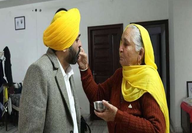 आम आदमी पार्टी के सीएम फेस भगवंत मान ने धूरी से किया नामांकन दाखिल, केजरीवाल ने बधाई देकर कहा-इतिहास रचेंगे मान