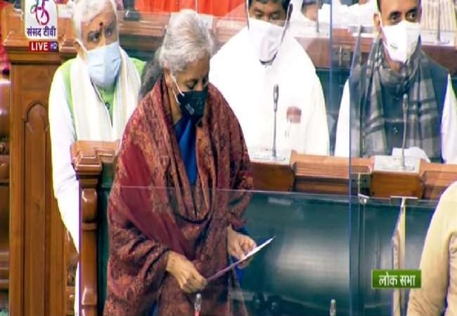 निर्मला सीतारमण ने पेश किया इकोनॉमिक सर्वे, वित्तीय वर्ष 2023 के लिए 8 से 8.5% की विकास दर का अनुमान