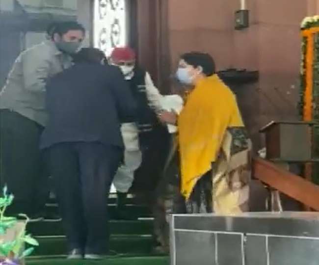 स्मृति ईरानी ने लिया मुलायम सिंह यादव का आशीर्वाद, ऐसा था ‘नेता जी’ का रिएक्शन