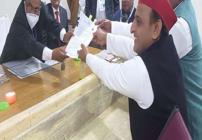 समाजवादी पार्टी के अध्यक्ष अखिलेश यादव ने मैनपुरी के करहल से दाखिल किया अपना नामांकन पत्र