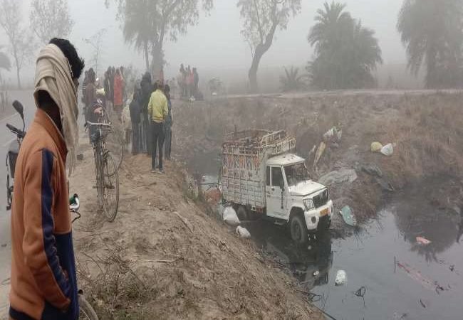 गोंडा में श्रद्धालुओं से भरी पिकअप के खाईं में गिरने से चार की मौत, गंगा स्नान को जा रहे थे प्रयागराज