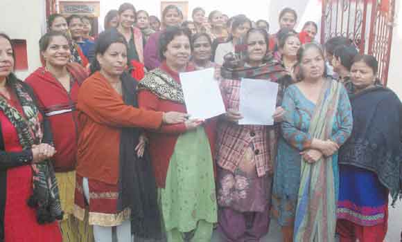 महिलाओं ने की कालोनी का मुख्य द्वारा न तोड़े जाने की मांग