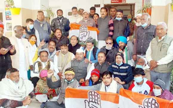 निवेश करने वाली कम्पनियों के खिलाफ जिला मुख्यालय पर गरजे कांग्रेसी