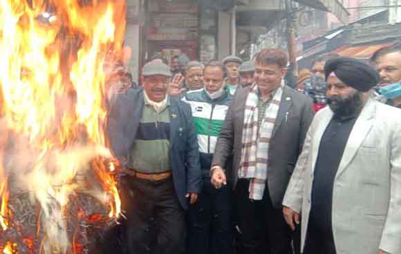 मण्डी शुल्क वापस लेने की मांग को लेकर व्यापारियों ने जताया रोष, फूंका पुतला