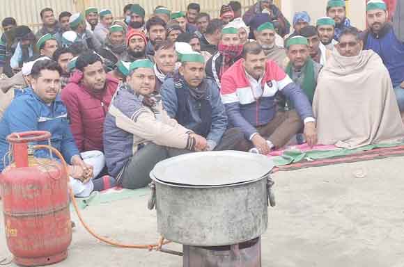 भाकियू ने कालेज प्रबंधन के खिलाफ किया धरना-प्रदर्शन