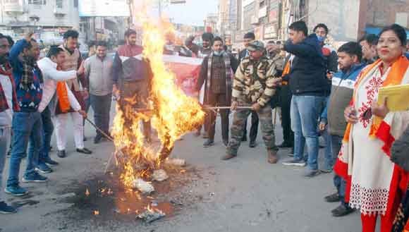 राहुल गांधी व चन्नी का पुतला फूंककर जताया रोष