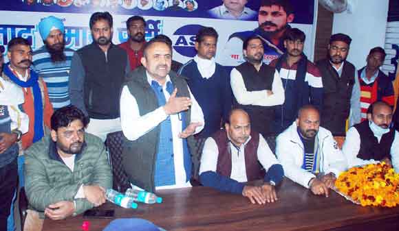 जिला पंचायत चेयरमैन पर लगाया दुव्र्यवहार का आरोप