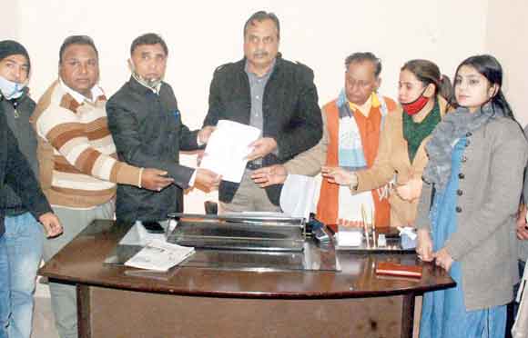 विभिन्न मांगों को लेकर संयुक्त शिक्षा निदेशक कार्यालय पर गरजे निजी स्कूल संचालक