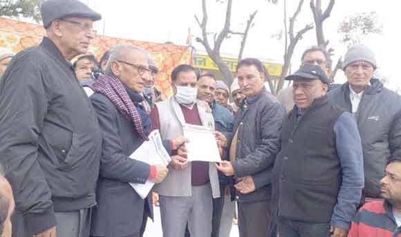 मण्डी शुल्क समाप्त करने की मांग को लेकर जिला व्यापार मण्डल द्वारा मण्डी परिषद में धरना-प्रदर्शन