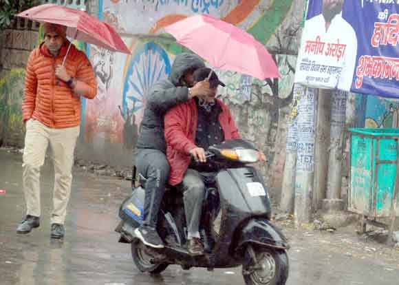 बारिश के चलते जनजीवन हुआ प्रभावित