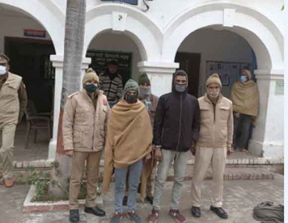 पुलिस ने एक वारंटी सहित तीन को जेल भेजा