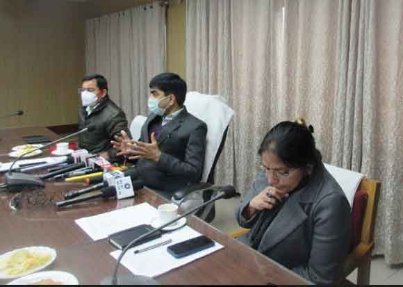 अधिकारी पूर्ण निष्पक्षता और दक्षता से निर्वाचन सम्पन्न कराएं: जिला निर्वाचन अधिकारी