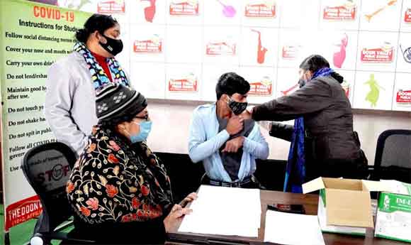 द दून वैली पब्लिक स्कूल में विद्यार्थियों को कोरोना टीकाकरण शिविर सम्पन्न