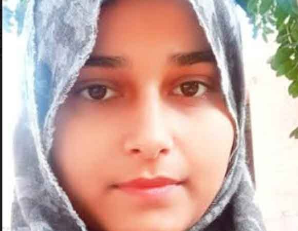 एम.ए. उर्दू की छात्रा को प्रदेश के राज्यपाल आन्दीबेन पटेल न किया सम्मानित