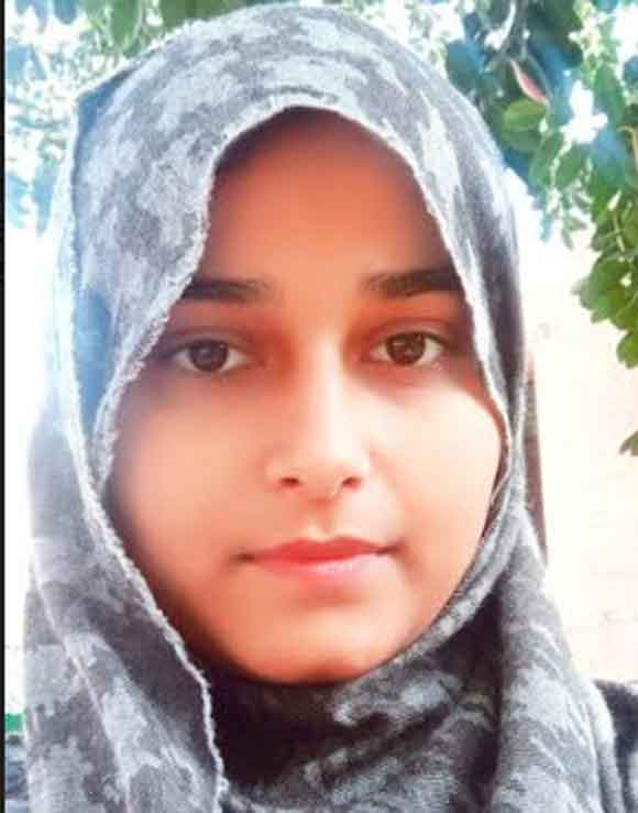 एम.ए. उर्दू की छात्रा को प्रदेश के राज्यपाल आन्दीबेन पटेल न किया सम्मानित