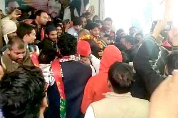 गठबंधन प्रत्याशी के कार्यालय उदघाटन अवसर पर नही रखा गया कोरोना प्रोटोकाॅल का ध्यान