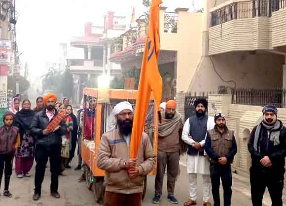 सिख समाज द्वारा नगर में चौथे दिन निकाली गई प्रभातफेरी