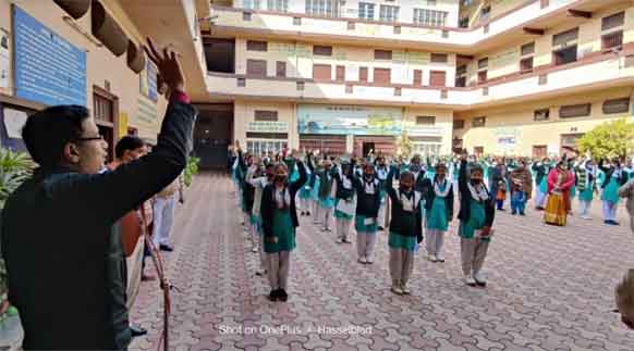 मण्डलायुक्त ने टीकाकरण के लिए छात्रों को जागरूक किया