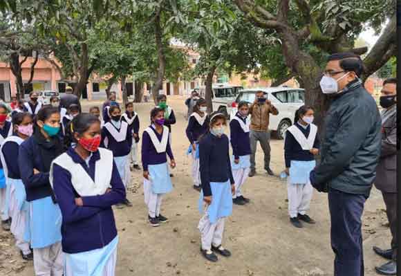 मण्डलायुक्त ने किया टीकाकरण स्थलों का औचक निरीक्षण