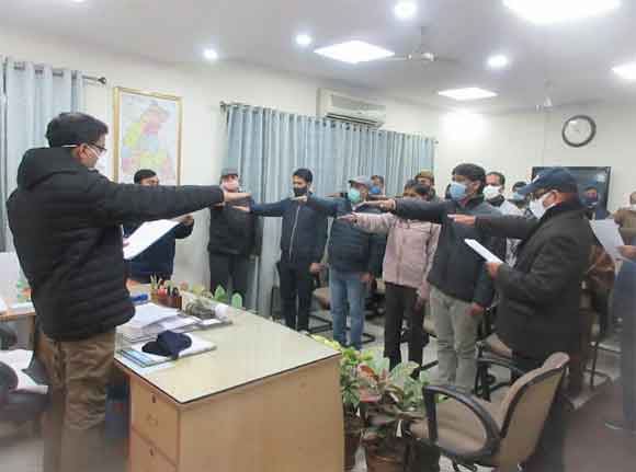 लोकतंत्र को सशक्त बनाने के लिए मतदाताओं को जागरूक करना जरूरी – मण्डलायुक्त