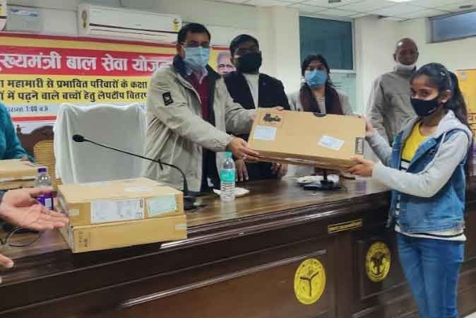 कोरोना महामारी में अभिभावक को खो चुके बच्चों को लैपटाॅप वितरित