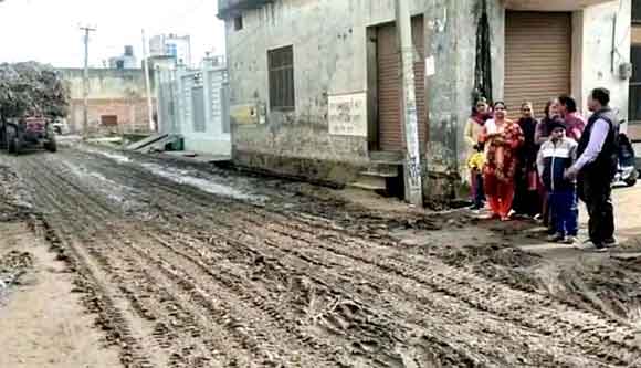 ग्राम नूरपुर में बदहाल सडकें बन रही लोगों के लिये मुसीबत