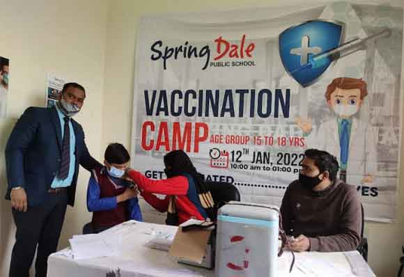 स्प्रिंग डेल पब्लिक स्कूल में बच्चों का हुआ टीकाकरण