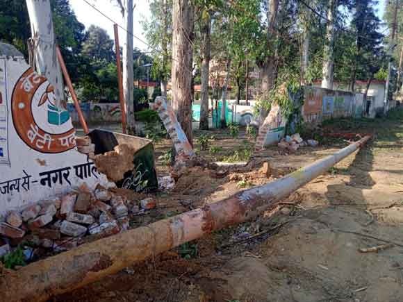 गन्नों से भरी ट्रैक्टर ट्राली का संतुलन बिगड जाने चालक की मौके पर दर्दनाक मौत
