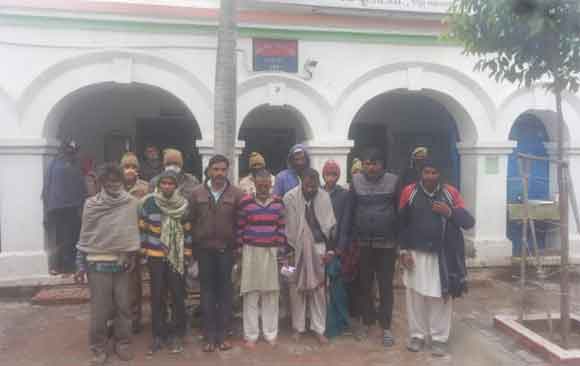 पुलिस ने अंबेहेटा मे छापेमारी कर आधादर्जन जुआरियो को पकडा