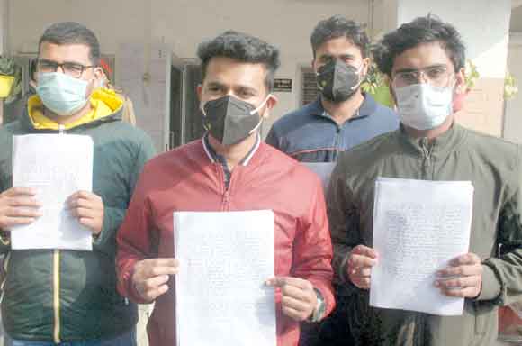 मेडिकल छात्रों ने इच्छामृत्यु की मांग को लेकर सौंपा ज्ञापन
