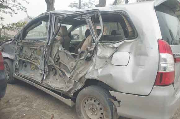 ट्रक की टक्कर से कार सवार की मौत, चार घायल