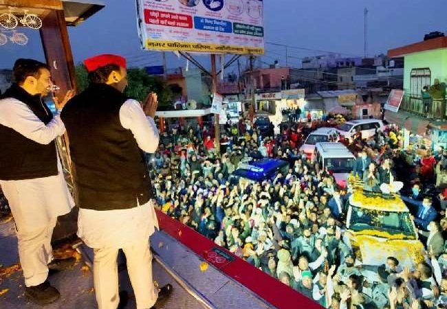 UP Election 2022: प्रचार के दौरान आमने-सामने आया अखिलेश-जयंत और प्रियंका का काफिला, VIDEO में देखें क्या हुआ रिएक्शन