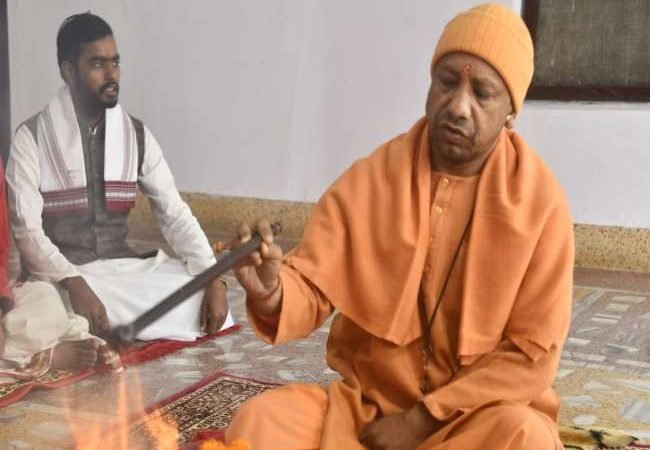 विजय संकल्प के साथ नामांकन से पहले योगी आदित्यनाथ ने किया रुद्राभिषेक