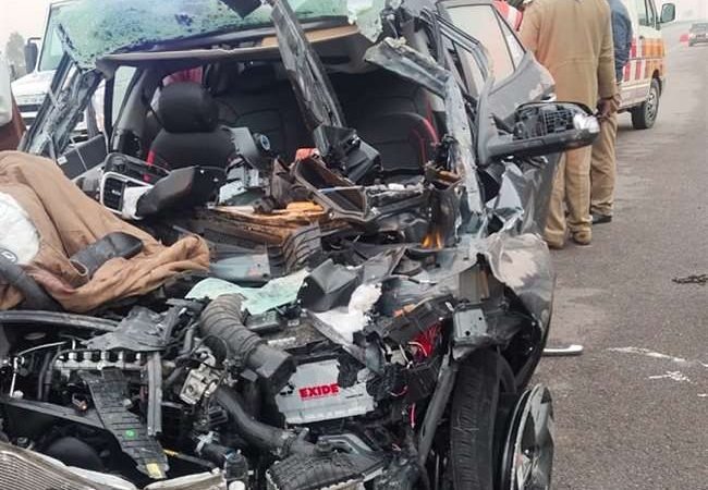 आगरा लखनऊ एक्सप्रेस-वे पर बड़ा हादसा, ट्रेलर से टकराई कार, तीन लोगों की मौत और चालक घायल